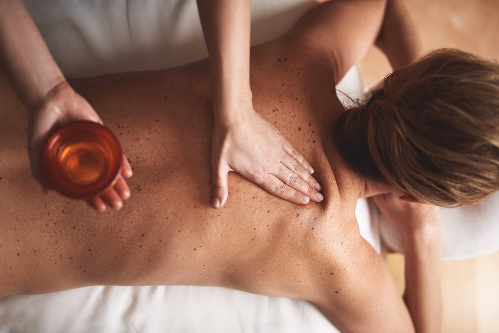 Qu'est-ce que la praticienne installe le jour du massage ?