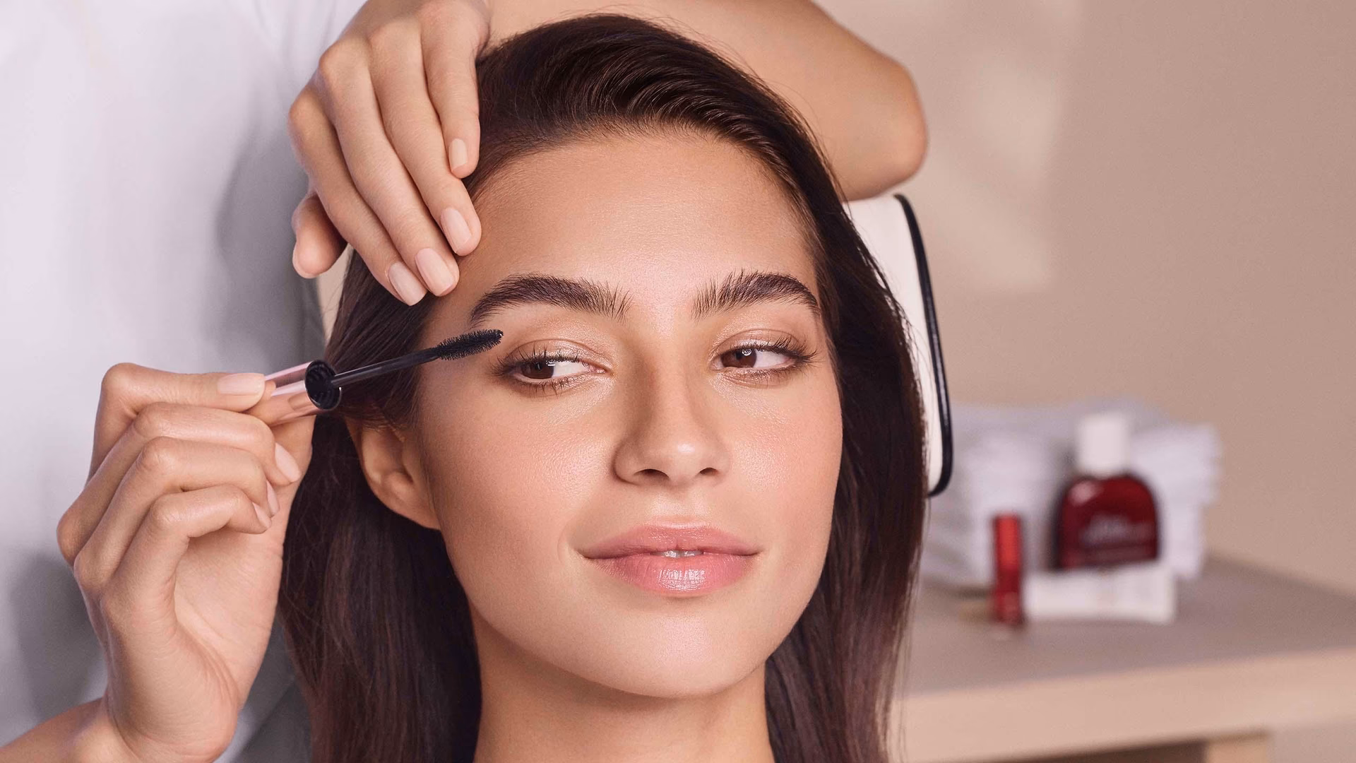 Does the spa lounge include nail services?