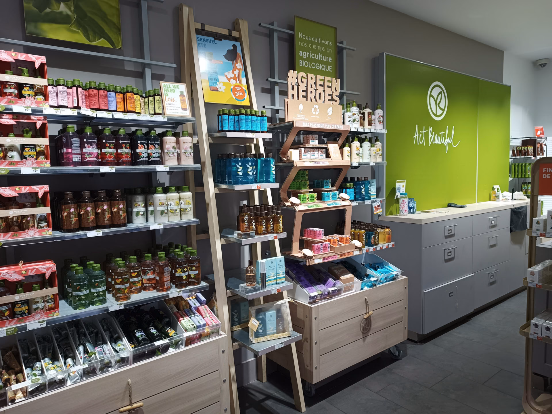 Où s'est ouvert le premier magasin Yves Rocher?