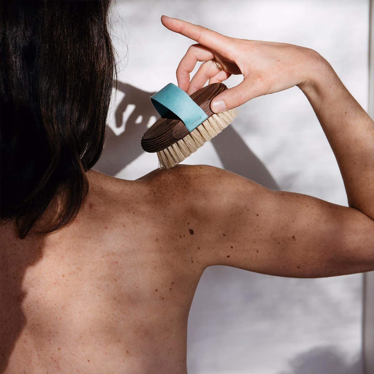 Comment le brossage à sec améliore-t-il la qualité de la peau ?