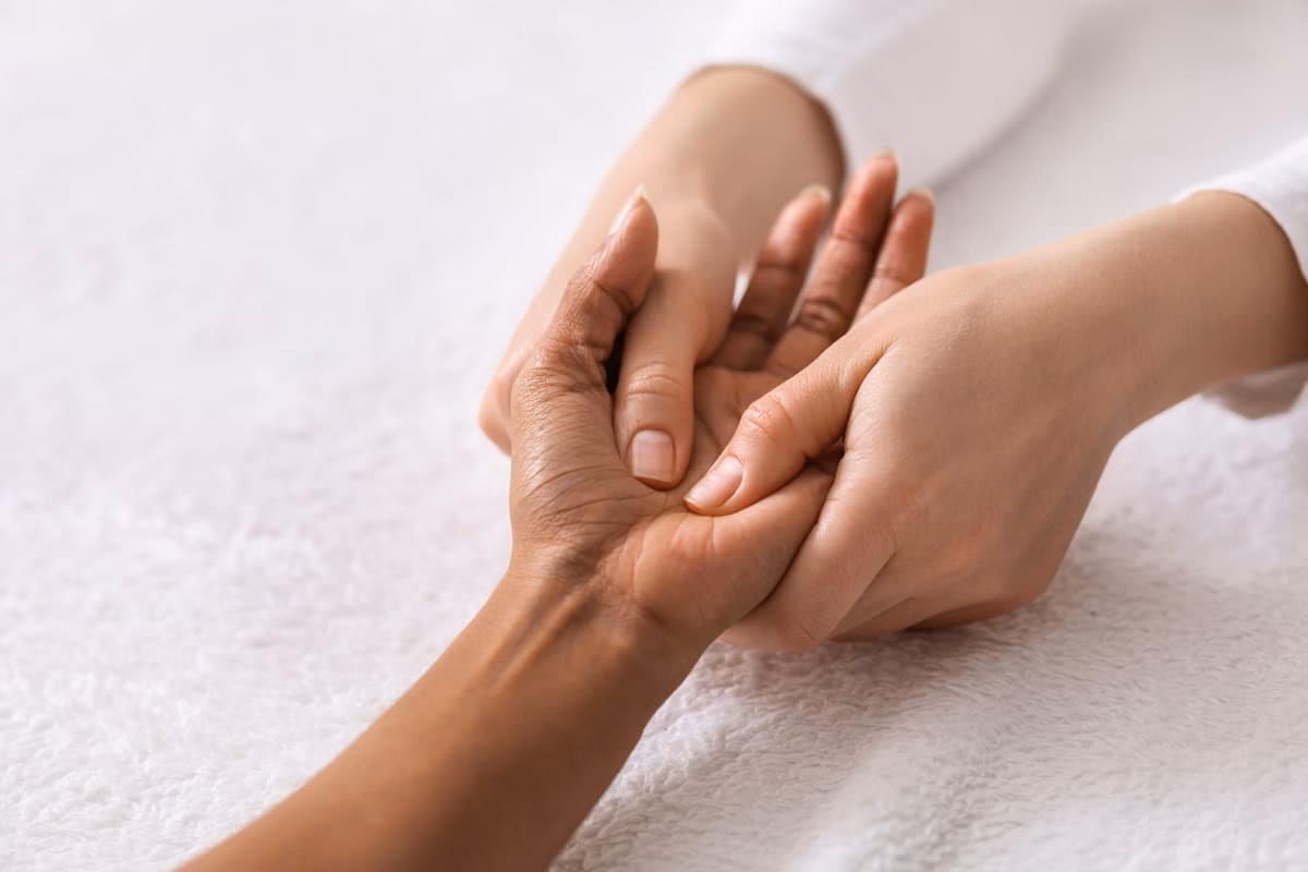 Comment utiliser l'huile de massage sur la main ?