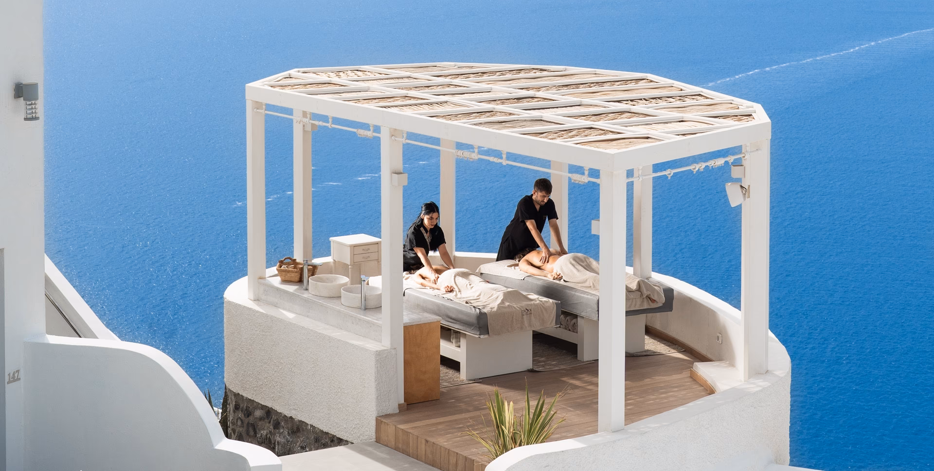 Why should you choose spa del Mar e sol in Santorini?