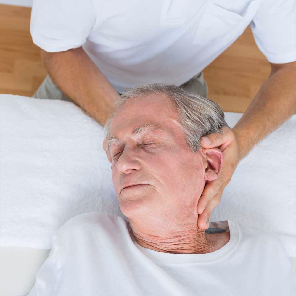 Qui peut faire un massage pour les personnes âgées ?