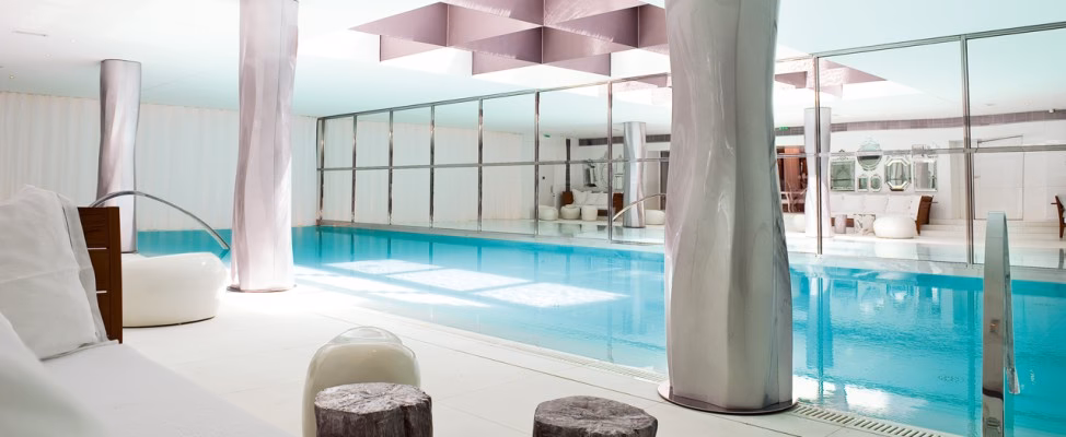 Quel est le design contemporain du Royal Monceau ?