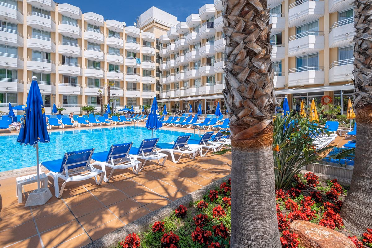 Qu'est-ce qui a détruit l'église de Tossa de Mar ?