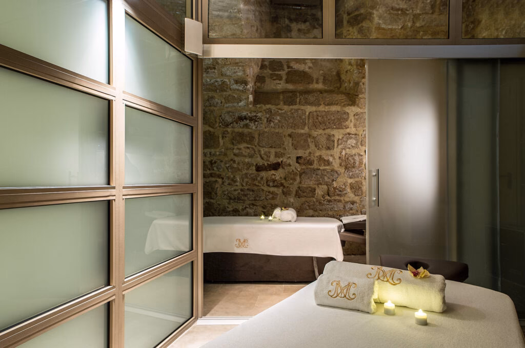 Quels sont les moyens de contact disponibles pour Uzes?