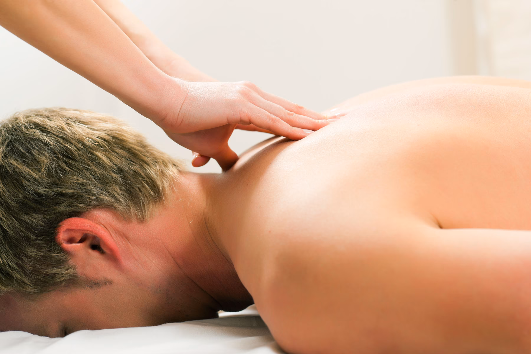 Comment soulager les tensions musculaires sans aide professionnelle ?