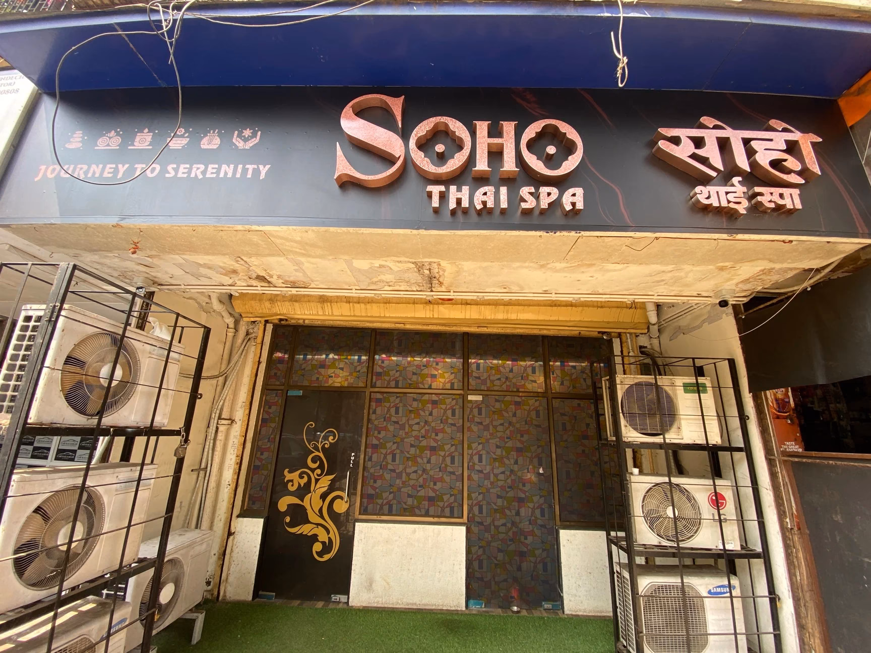 Is Vavi Thai massage open late at night?