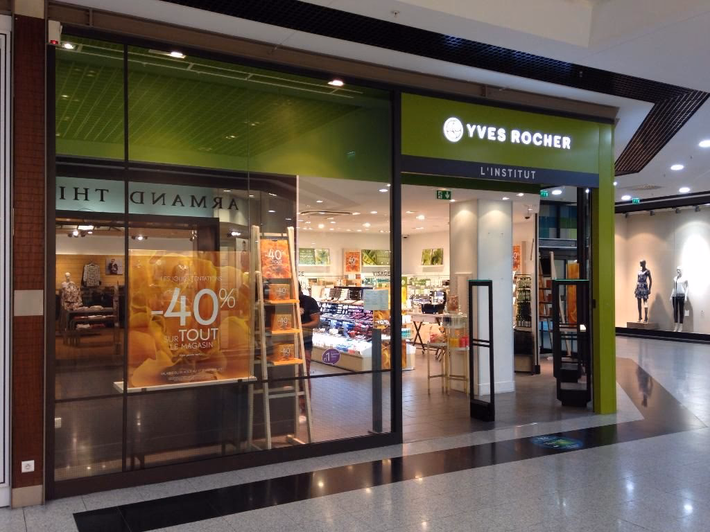 Combien de magasins Yves Rocher possède-t-il ?