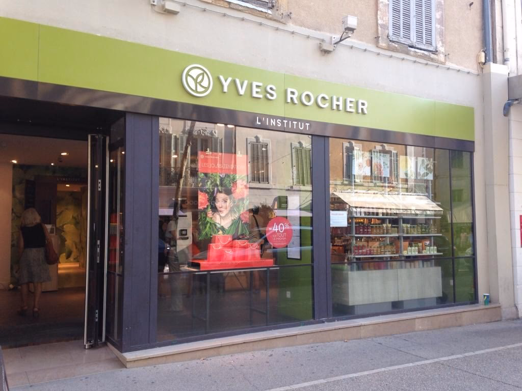 Quel est l'engagement de Yves Rocher auprès du PNUE ?